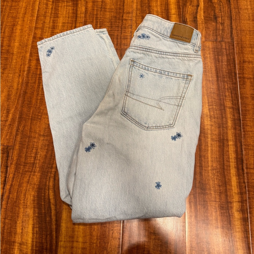 🌊Buy 2 get 1 Free 🌊 America Eagle Light Wash Mom Jeans with Embroidered Flowers